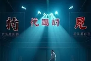 国产高清在线首页主推画面，夜色中的老城灯河街区与沿岸灯火
